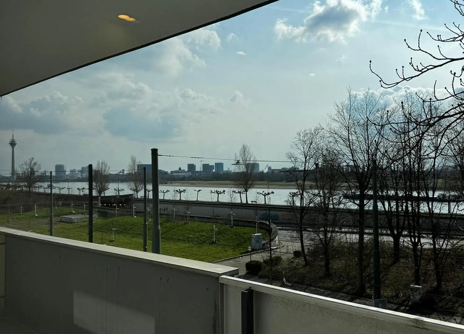 Luxus Apartment In Duesseldorf Rheinblick